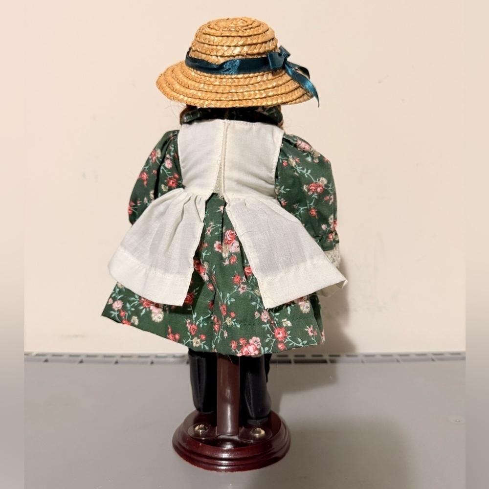 Anne of Green Gables Vintage Porcelain Doll Collectible - Picture 4 of 4